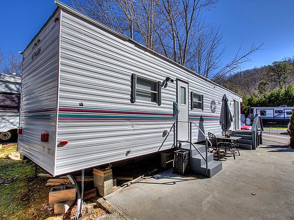 4th image of 4229 E Pkwy #197