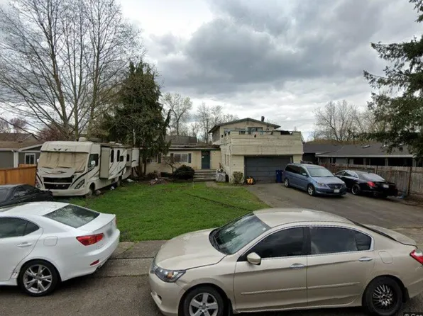 206 Cedar Ln, Pacific, WA 98047