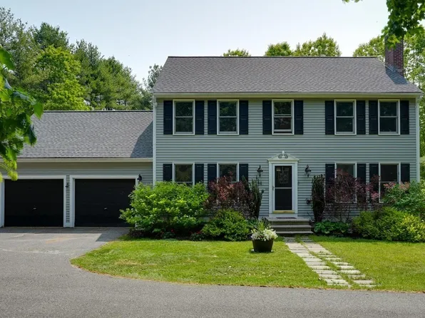 14 Lawrence Cir, Medfield, MA 02052