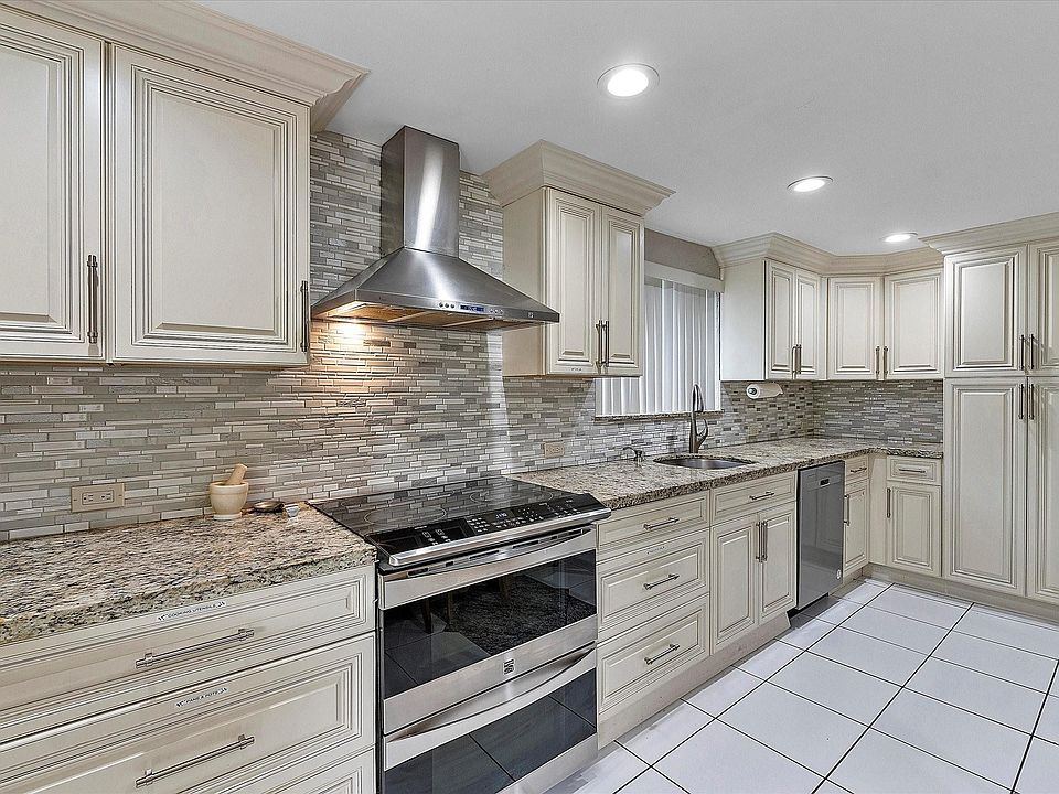 1st image of 220 SW 32nd Avenue
