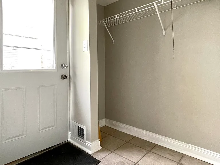 476 Harrison Ct — Photo 2