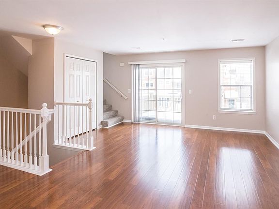 5th image of 2852 Barclay Way