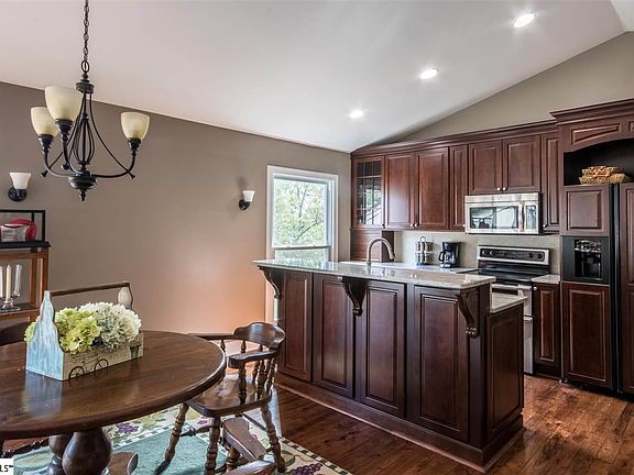 5th image of 12 Altamont Forest Dr