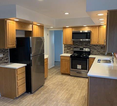 5th image of 3606 Clarence Ave