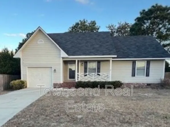 3330 Crosswinds Dr, Hope Mills, NC 28348