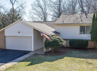 127 Hillsdale Dr, Sterling, VA 20164