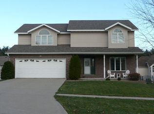 22 Cedar St, Pella, IA 50219