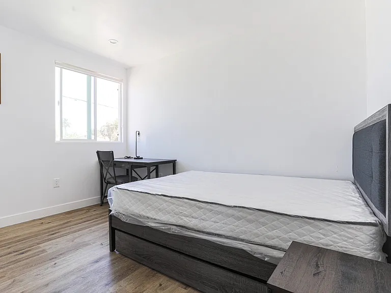 1534 W 35th St — Photo 28