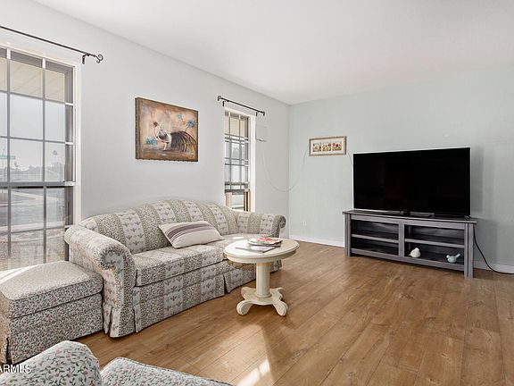 3rd image of 10316 W CINNEBAR Avenue