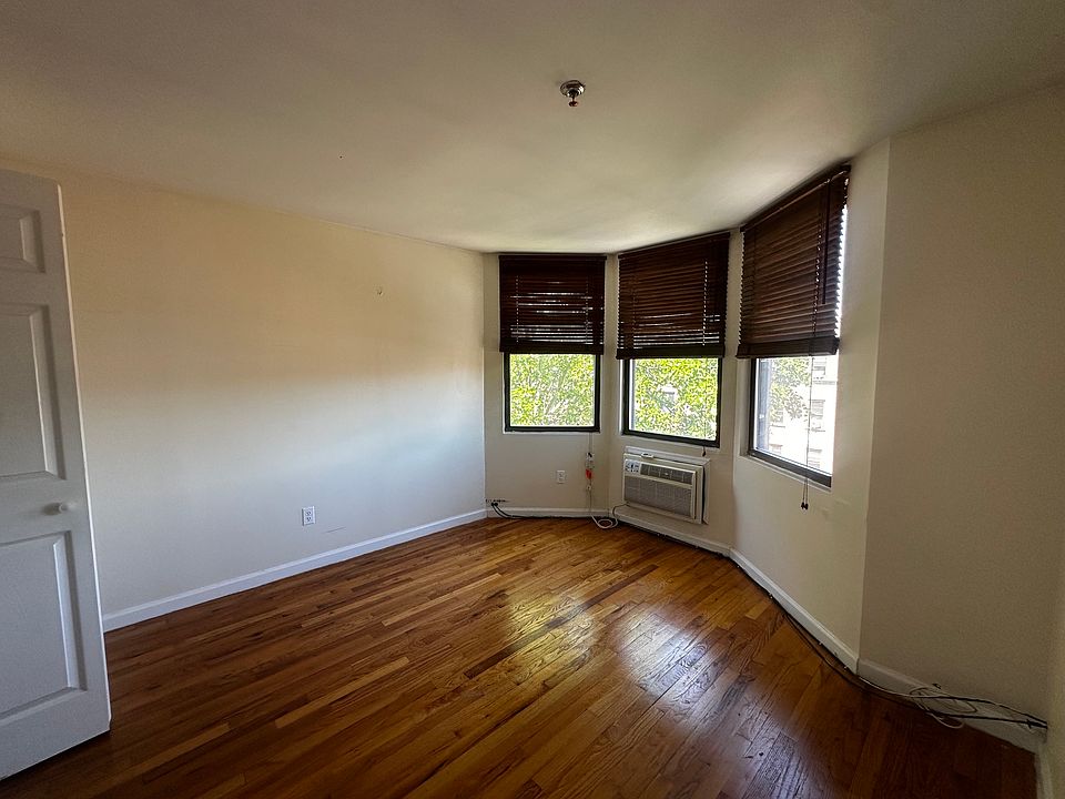 Front bedroom facing West