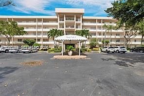 1st image of 3970 Oaks Clubhouse Dr APT 302