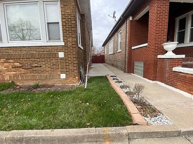 8542 S Loomis Blvd — Photo 2