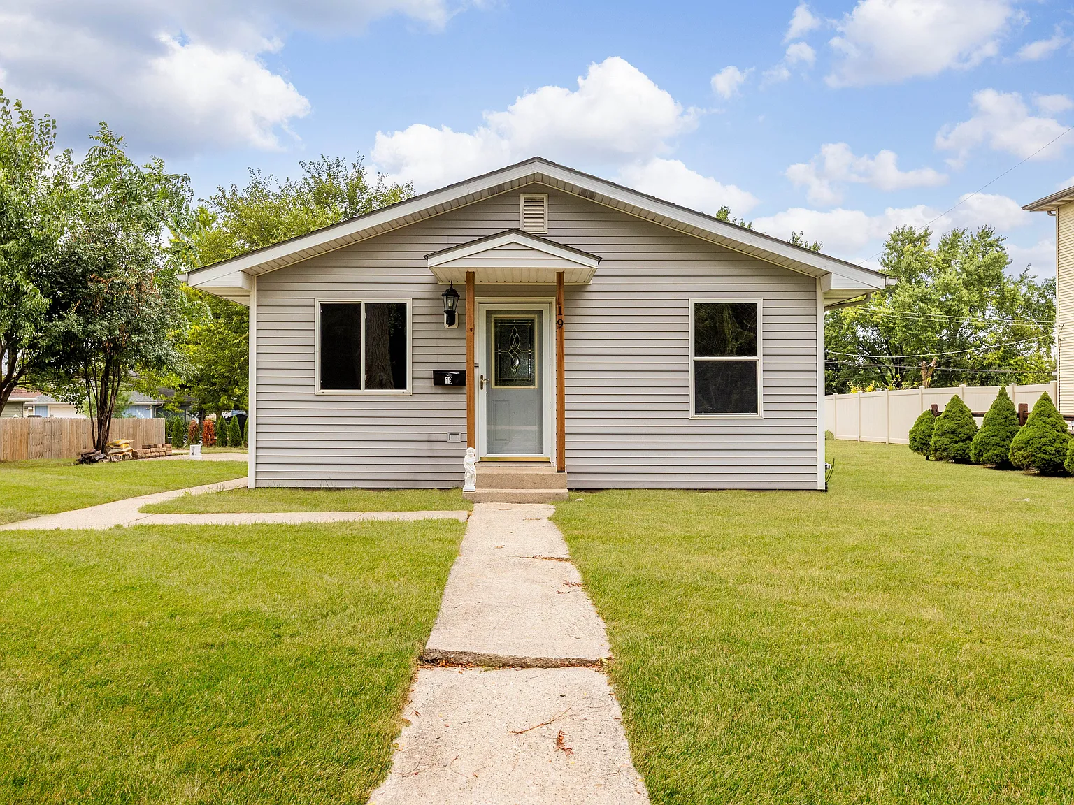 3 bed, 1.0 bath, 1100 sqft, $2,800 — Photo 1
