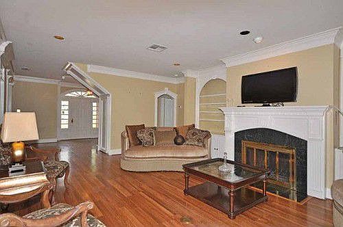 4th image of 104 Pepperwood St