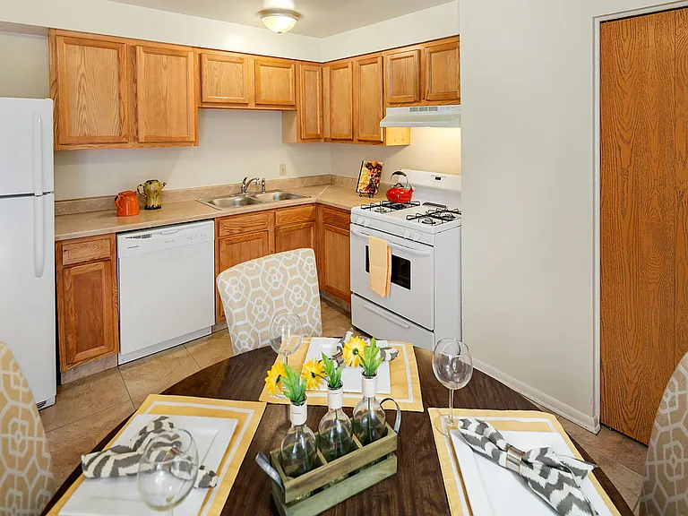 Dining Area & Kitchen