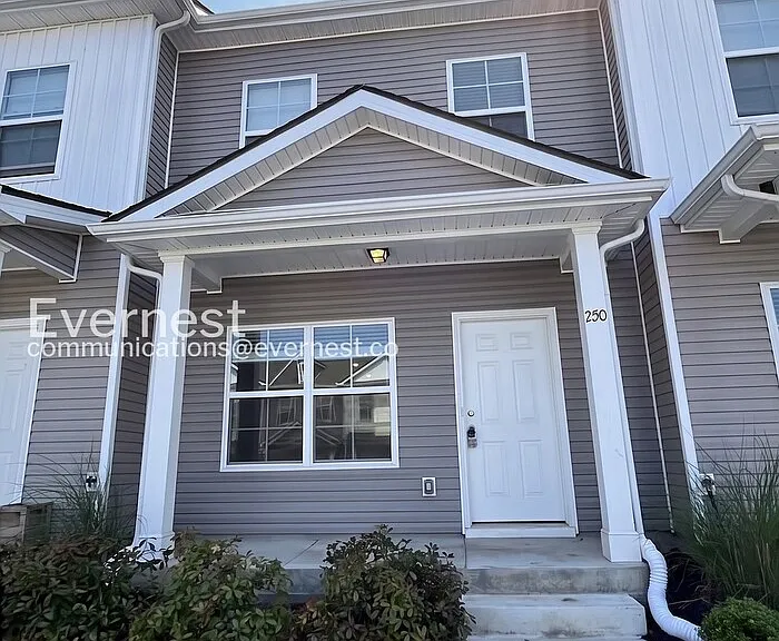 250 Tara Ct — Photo 2