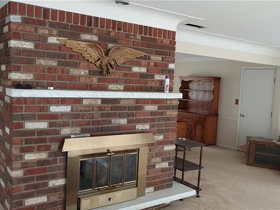 3rd image of 7499 N Meadowpark Dr