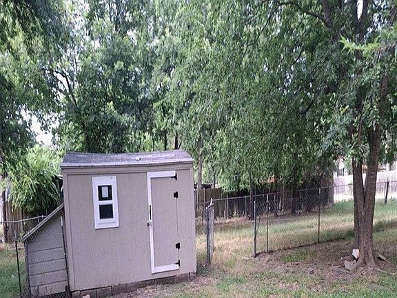 3rd image of 1100 Poe St