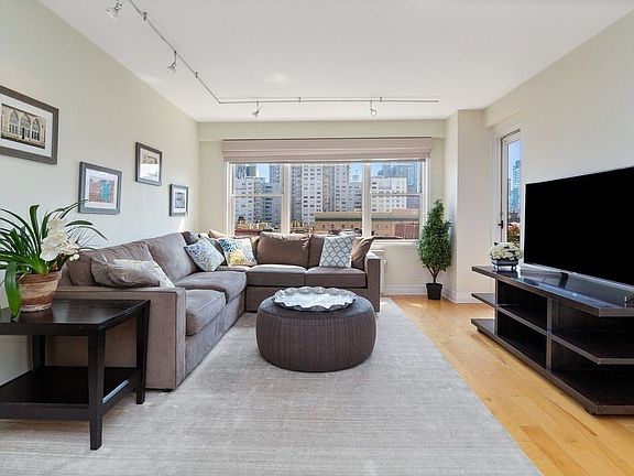 3rd image of 10A Manhattan Ave