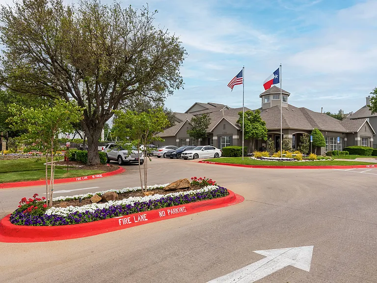 Inviting Entrance at Oak Park Apartments