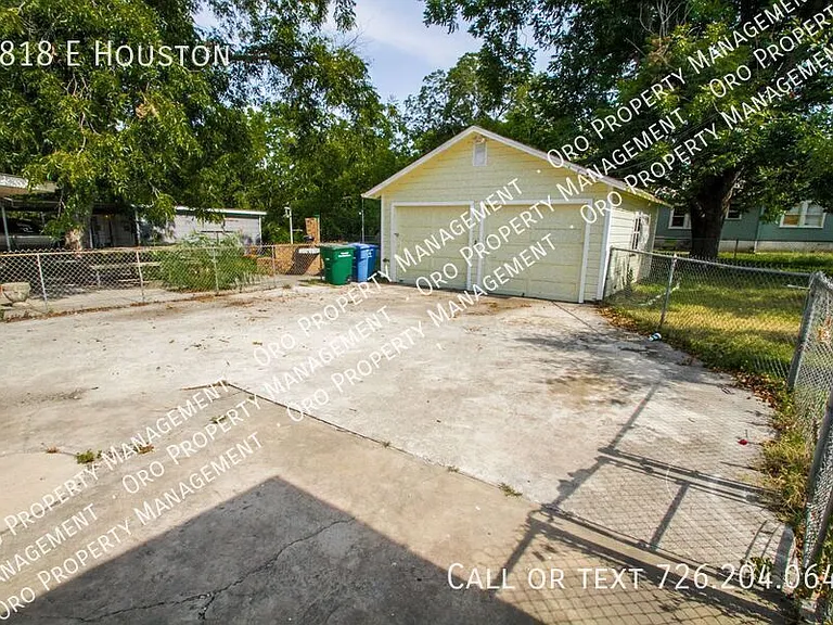 2818 E Houston St — Photo 13