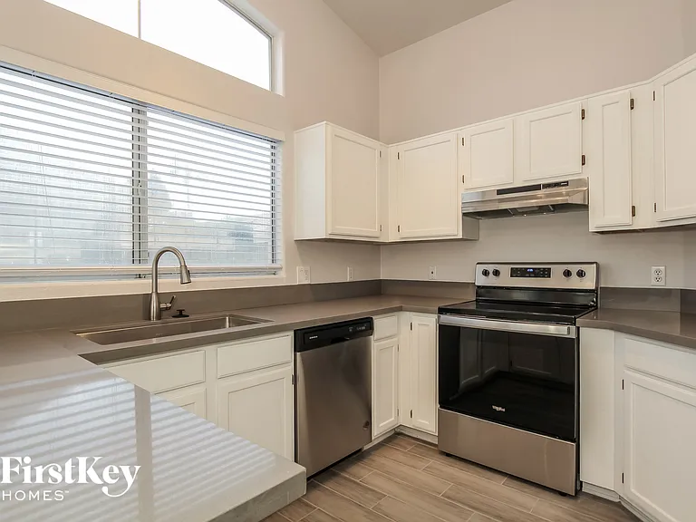 4605 E Grovers Ave — Photo 7