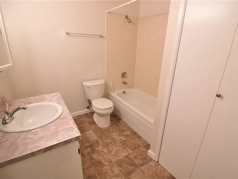 Willow Creek Apartments — Photo 63