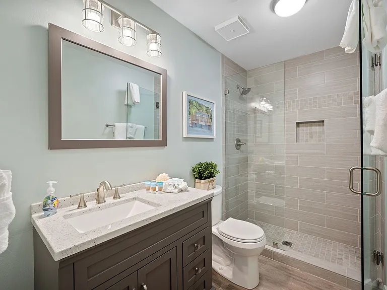 Upstairs Hallway Bathroom