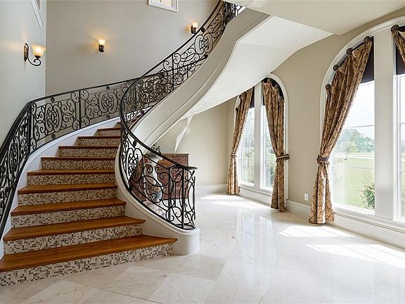 4th image of 1905 La Maison Pl