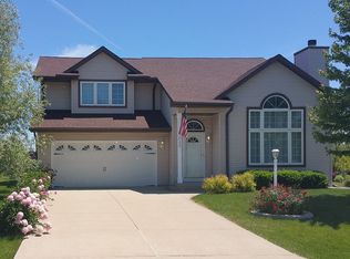 10120 S Hampton Dr, Oak Creek, WI 53154