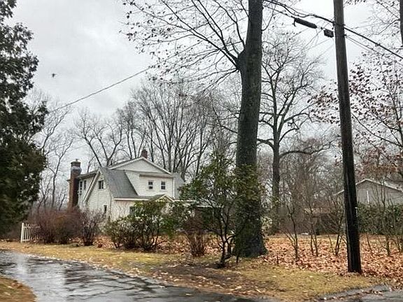 3rd image of 108 Basswood Rd