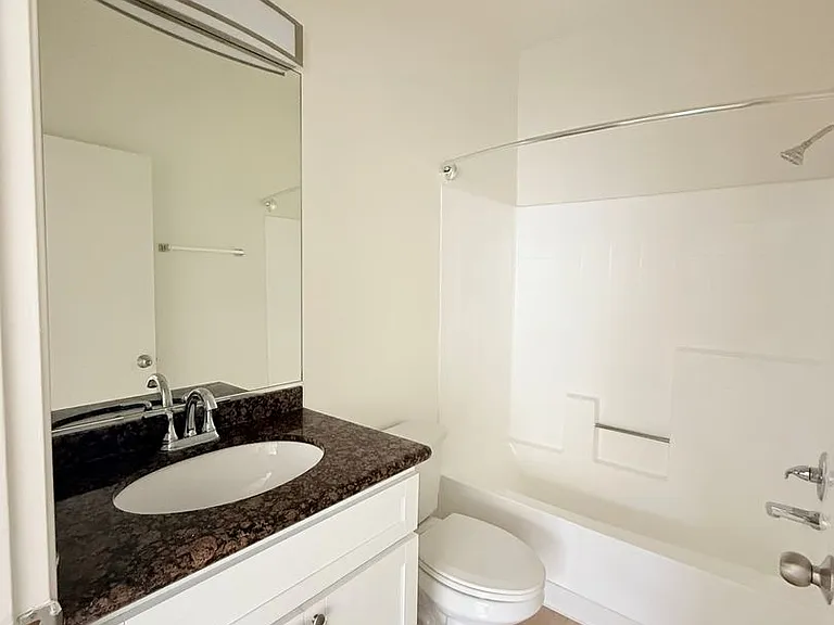 Perfectly situated 2 bedroom and 2 bathroom ! — Photo 25