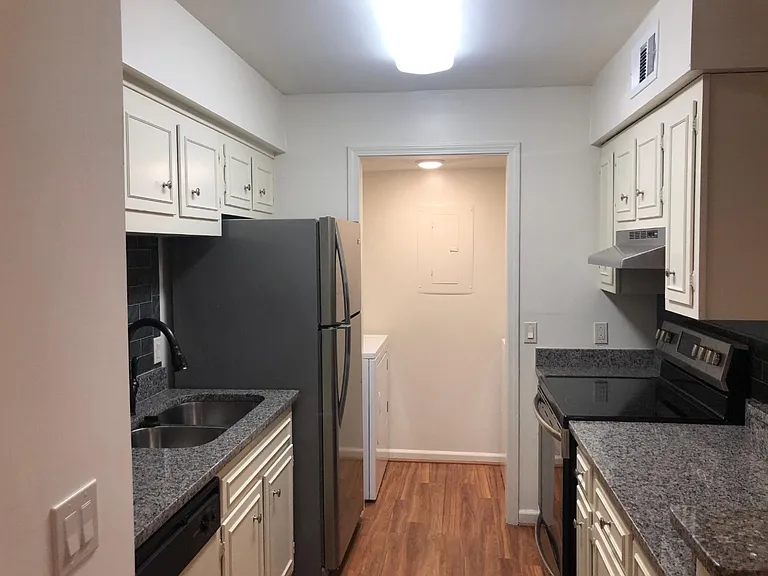 2905 Burch Ave #7 — Photo 10
