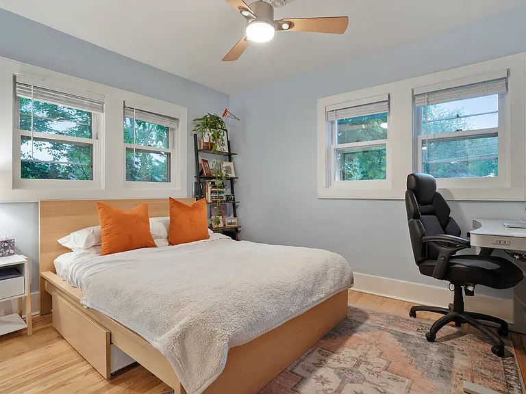 Master Bedroom (Upstairs)