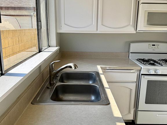 4th image of 9529 Olive St #B