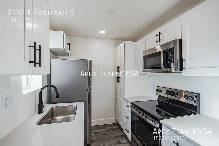 $925 Beautifully Updated 1 Bed | 1 Bath Unit Available For a Move-In ! — Photo 3