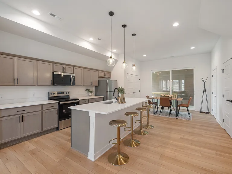 1121 SW 11th St — Photo 3