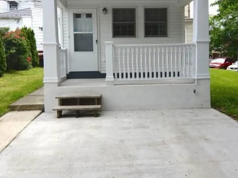 126 Raymond St — Photo 1