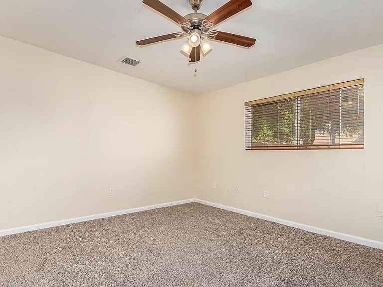722 E Encanto Dr — Photo 2