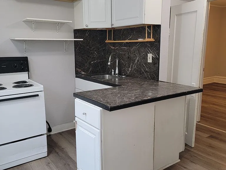 114 N Touchet St — Photo 6