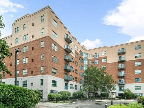 175 Cottage St APT 515, Chelsea, MA 02150