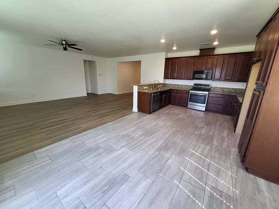 1147 Lahontan Dr