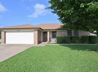 7636 Maplehill Rd, Fort Worth, TX 76148