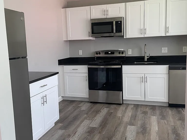 Marshfield Apartments — Photo 1