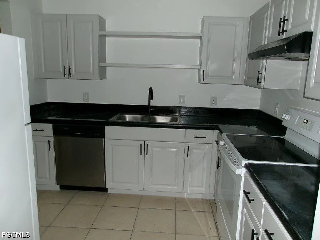3 bed, 2.0 bath, 2316 sqft, $1,600 — Photo 4