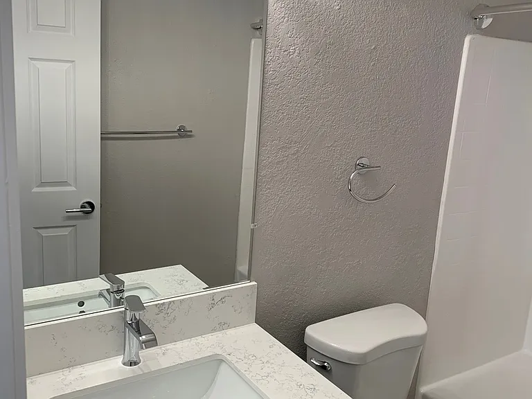 642 W. Maple Ave. Apts. — Photo 10