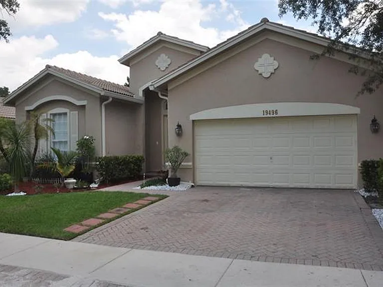 19496 S Whitewater Ave — Photo 2