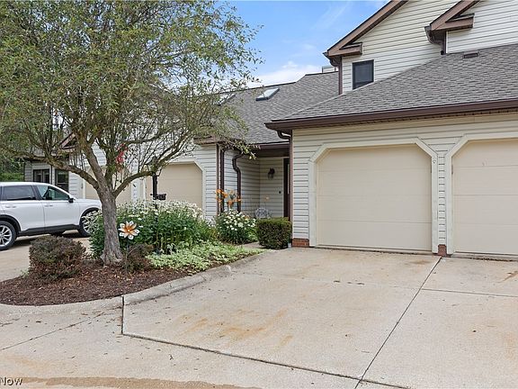 2nd image of 875 Hampton Cir #3