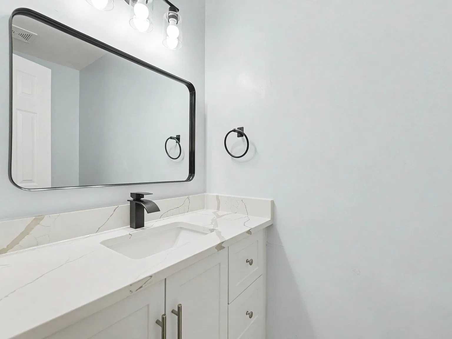 3 bed, 3.5 bath, 1584 sqft, $3,500 — Photo 2