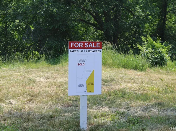 2722 Twin Oaks Dr, Milford, MI 48381